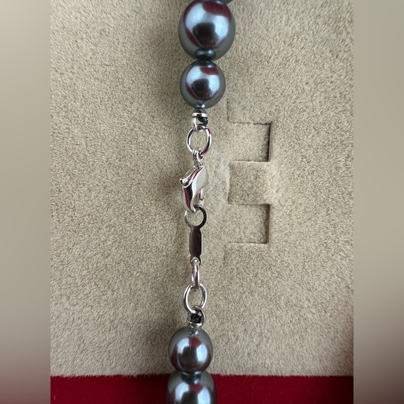 Gray Pearl Clip On Earrings and Necklace Man Made Pearls Jewelry - Picture 5 of 7